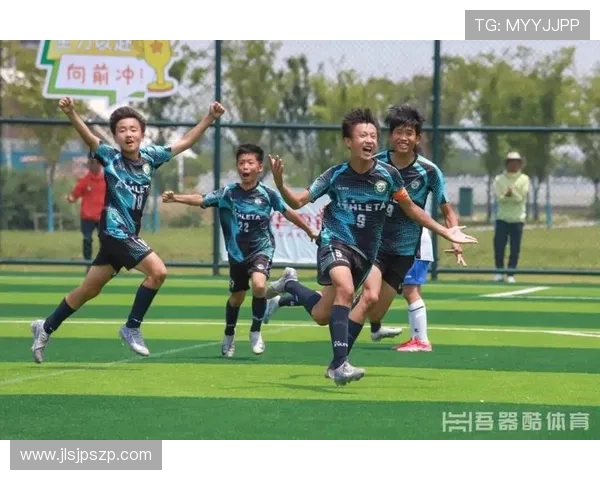 从绿茵场到生活角落足球明星的真实与卑微日常揭秘